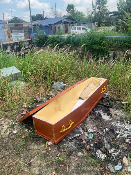 不明人士将一副棺木丢弃在草丛间，吓坏附近居民。