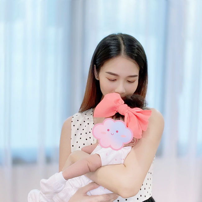 杨秀惠日前分享女儿的百日照，但她没有公开女儿的样子。（图：IG）