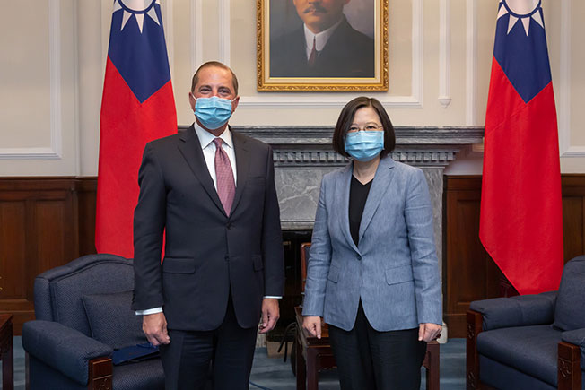 蔡英文周一在台湾总统府，与艾萨会面。（欧新社）