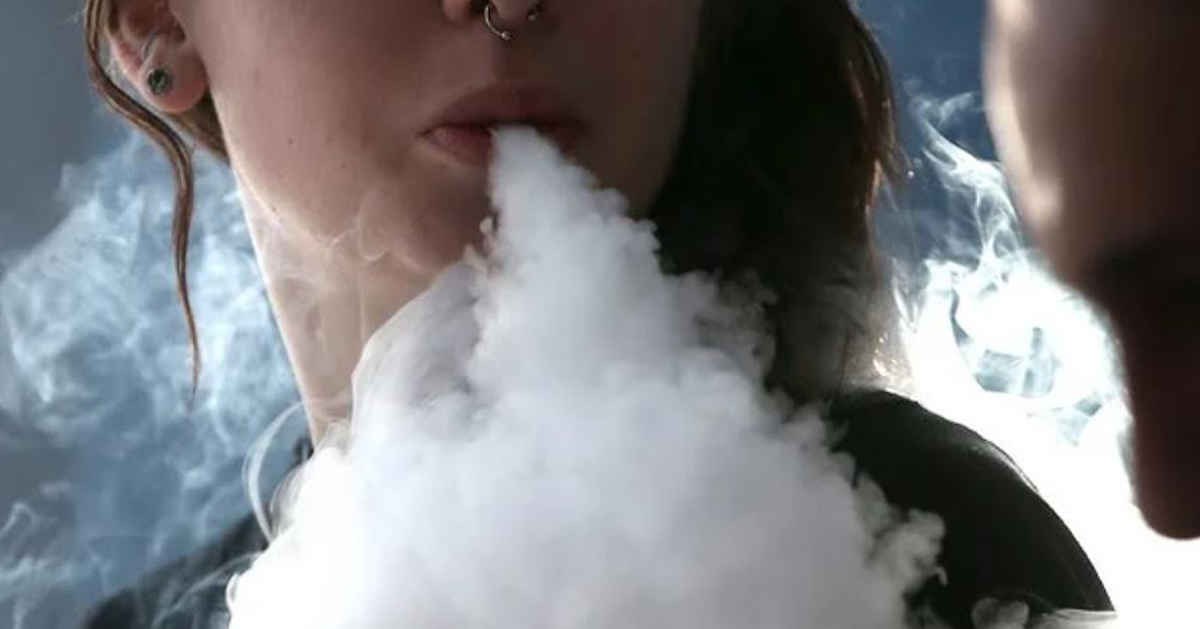 青少年吸食电子烟，感染新冠肺炎的风险大增。