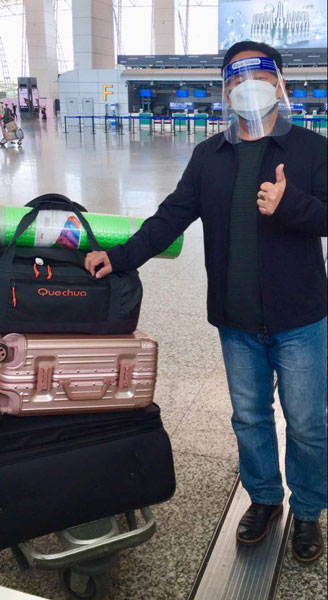 事主指他乘飞机回国时携带的行李重达55公斤。