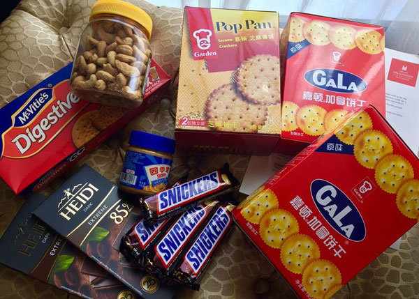 事主打包了巧克力、饼干等零食,让自己在14天隔离期能好过一些。