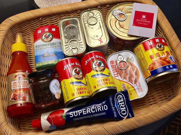 事主行李中装有不少罐头食品。