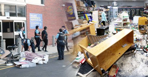 芝加哥爆大规模掠夺 砸店抢商品100多人被捕
