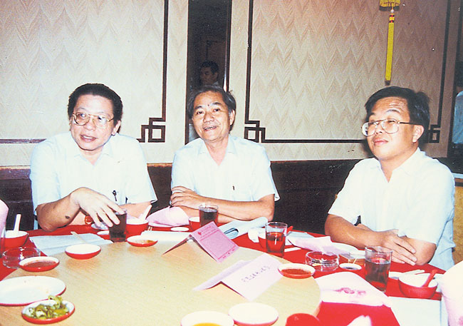 同于1986年初次在直辖区上阵大选的廖金华和陈国伟（右），备受林吉祥的赏识。（1992年摄）