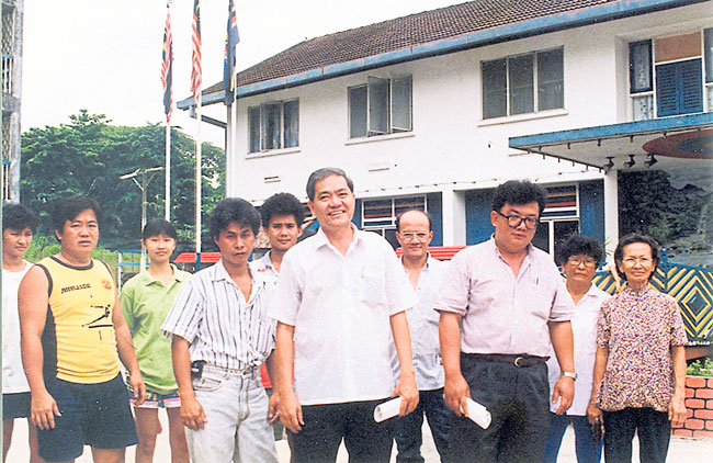 廖金华在任士布爹国会议员期间，落力服务选民。图为1992年他率领遭逼迁的沙叻秀新村居民到警局报案。