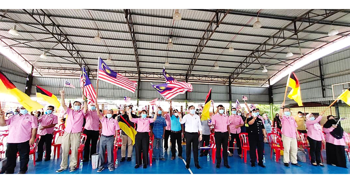 “住家挂国旗，国家挂心中”，陆兆福（左5）鼓励民众悬挂国旗展现爱国精神，左6是阿鲁古马。