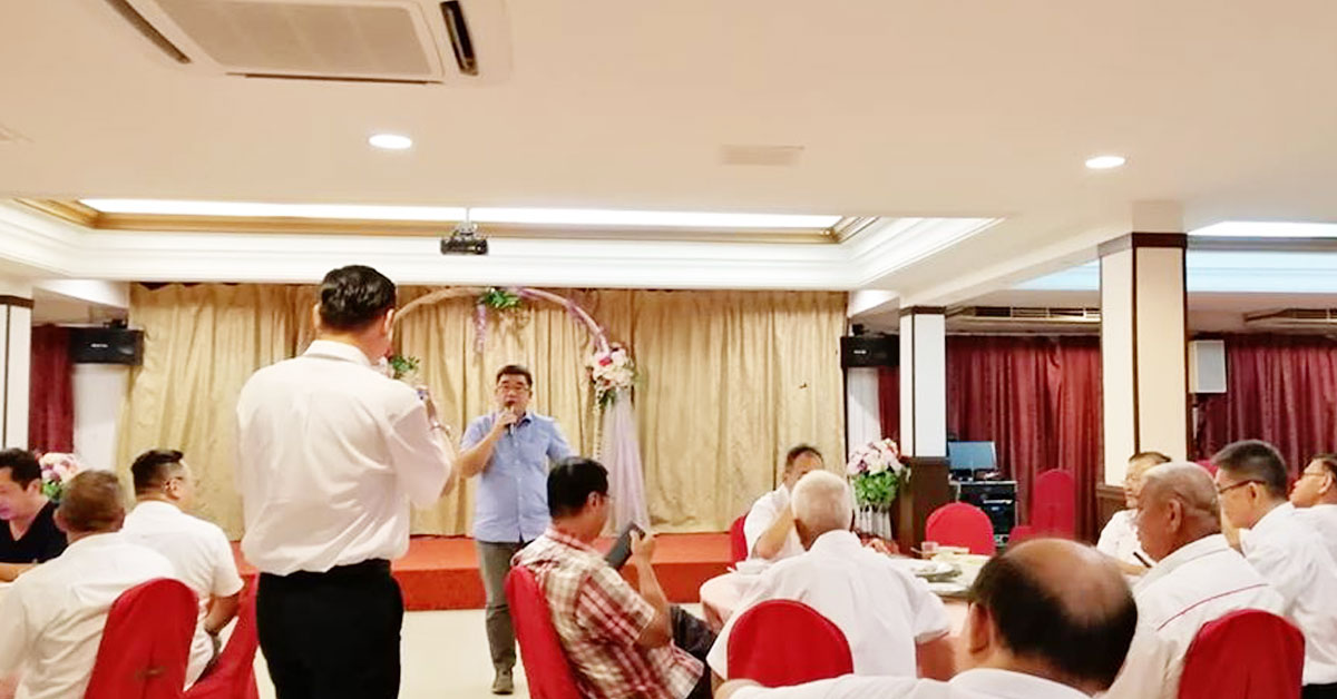刘开强（蓝衣）与出席党员分析当前的政治局势。