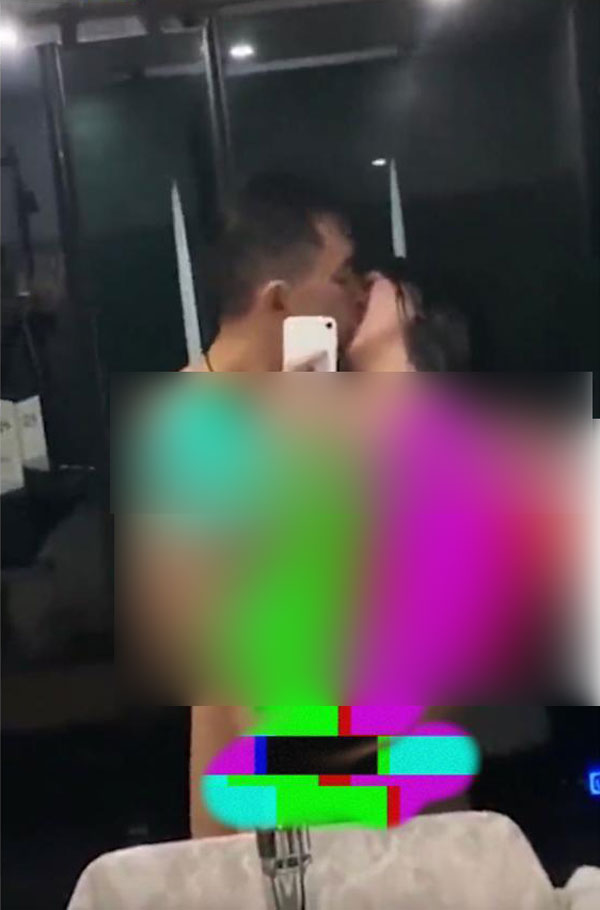 56岁老师顿17岁 女生边嗨边自拍