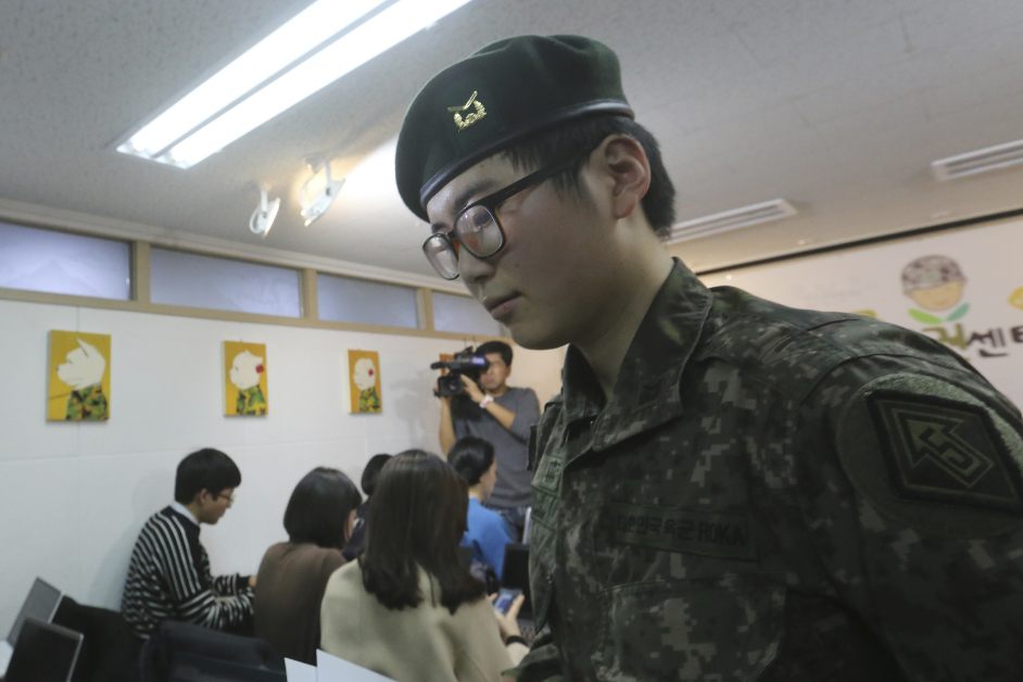 韩国首位跨性别军人卞熙秀遭军方强制除役，在记者会上痛哭。
