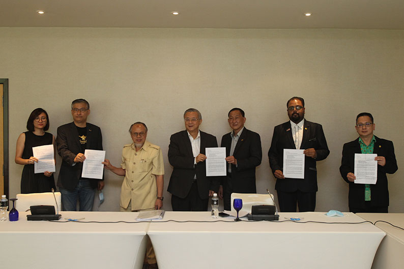 张昌国（中）与各会员代表促请政府重新授权一家收取公播版税的机构。左起为吴艾霖、胡海祥、沙哈鲁丁、刘文英、斯里加尼斯和胡顺明。