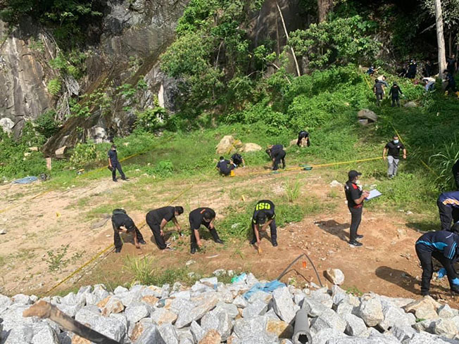武吉阿曼警方科学鉴证组人员，在寻获骨骸的现场展开更仔细的搜查工作。