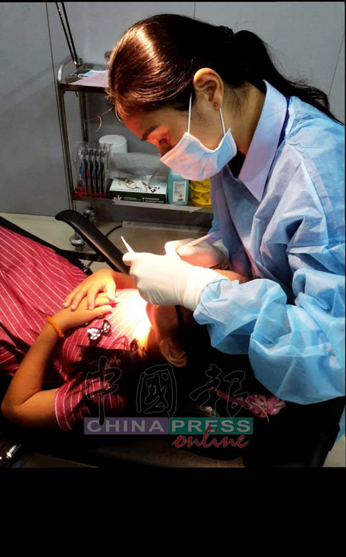 朱佩佩是一名在森州日叻务医院工作的牙医。