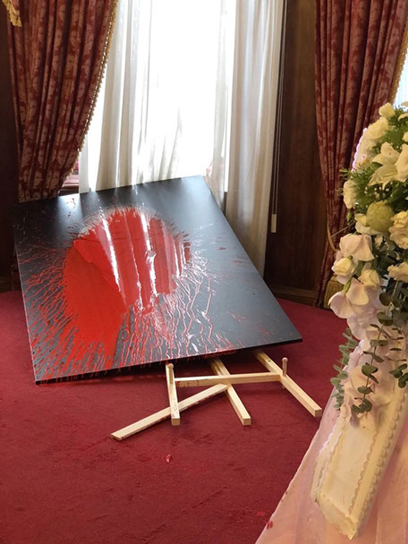 台北宾馆追思会场的李登辉肖像，被泼洒红漆。