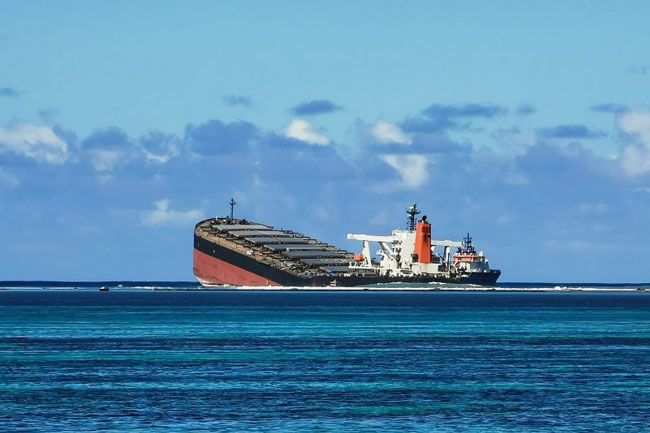 毛里求斯指日本油轮“若潮”号的船身已分裂为二。