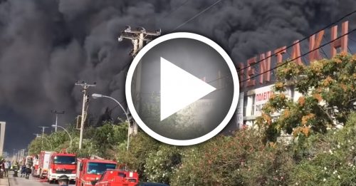 希腊塑料回收厂爆炸起火 浓黑烟雾覆盖天空