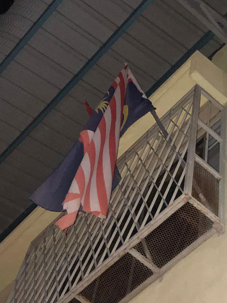 居銮某结业食肆疑过去3年倒挂国旗，直到近期被人发现举报，倒挂的国旗才被取下。