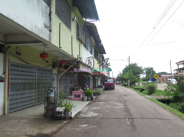 受挂反国旗被捕事件影响，居銮幸福花园李亚龙路双层店屋商家拆下旧国旗，也有商家决定今年不挂国旗。