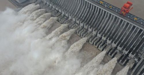 迎史上最大洪峰  三峡大坝首开11孔泄洪