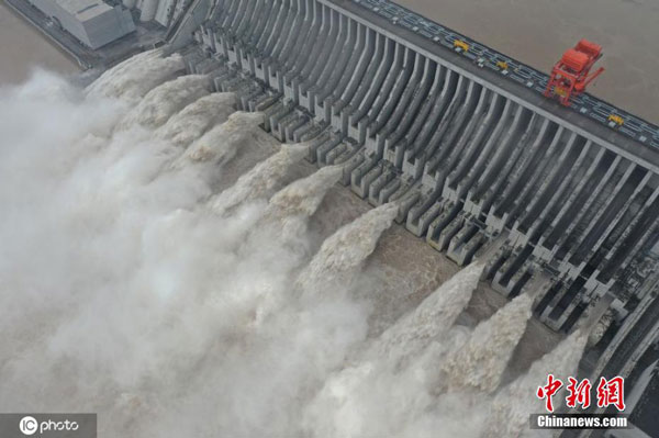 20日早上8时，三峡枢纽迎来建库以来最大洪峰，三峡水库开启11孔泄洪。（中新网）