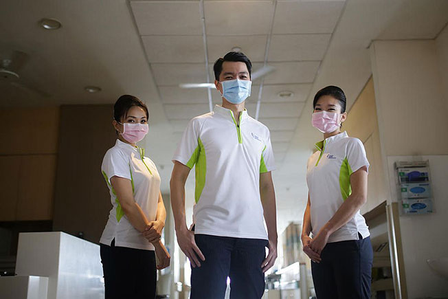 吴素安（左一）和另两名新航空服员，因瘟疫关系，到邱德拔医院担任“关怀大使”