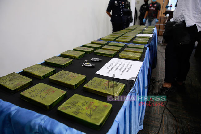 警方在行动中，起获嫌犯从金山角地区运入的22公斤海洛因砖。