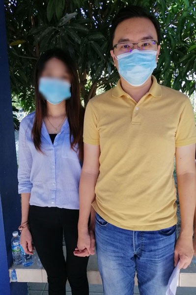 冯晋哲（右起）与潘美真紧握双手前往警局报案。