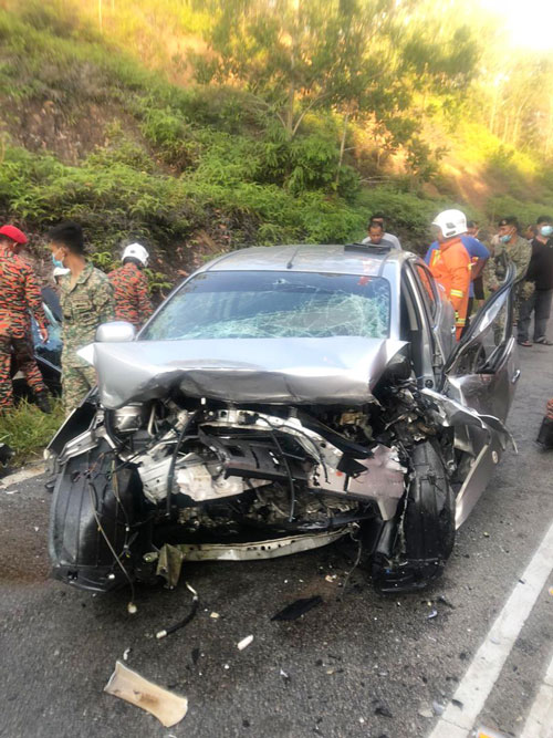 日产Almera轿车内的3人在车祸后受重伤，被紧急送入医院急救。