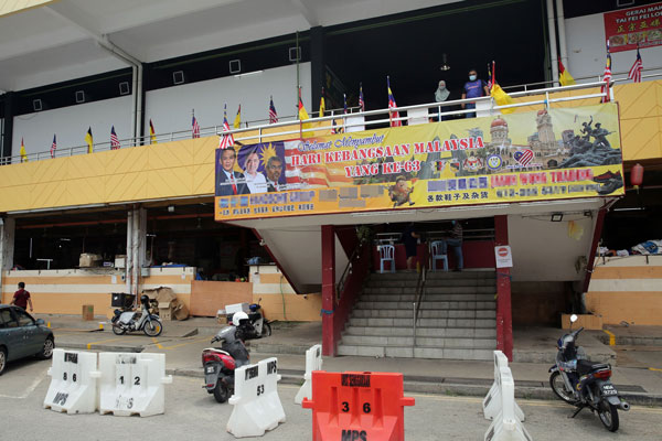 芙蓉公市贩商公会为欢庆国庆日的到来，印制国庆横幅挂在巴刹楼梯处。