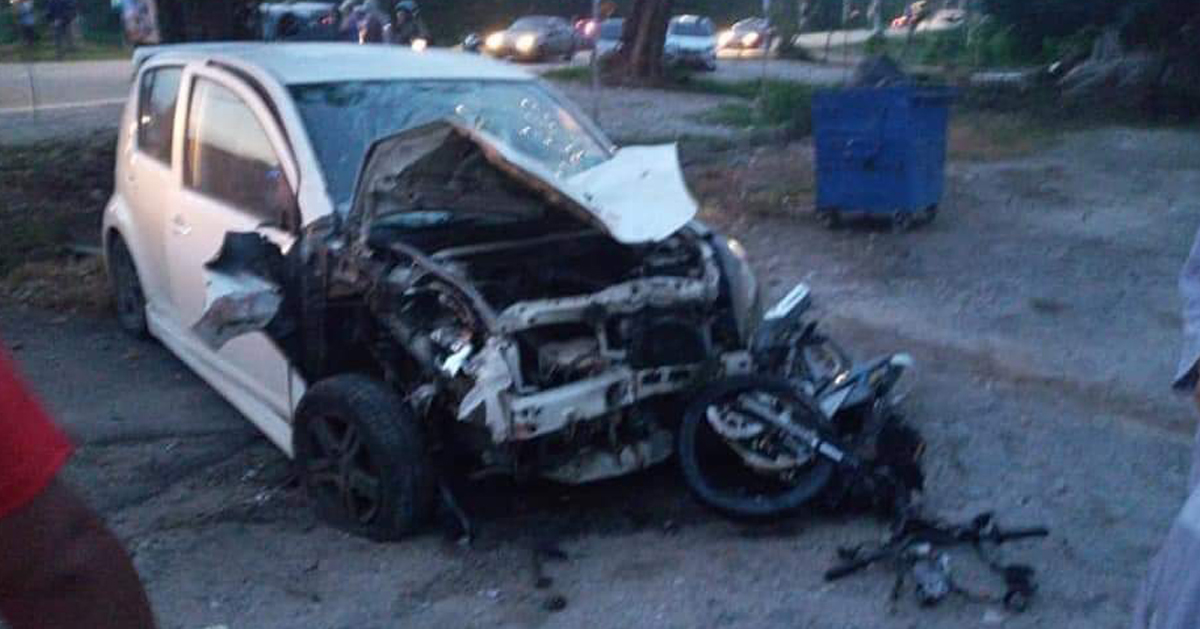 肇祸的国产迈薇轿车，车头毁坏不堪。