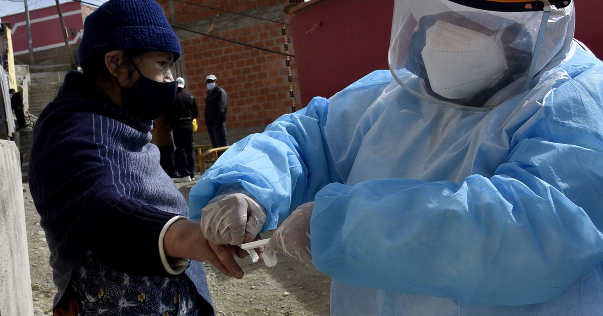 玻利维亚拉巴斯卫生人员周五民众采取血液检体。