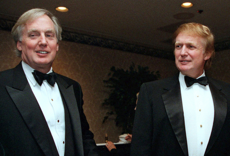 特朗普（右）与弟弟罗伯特在1999年某个宴席上合照。