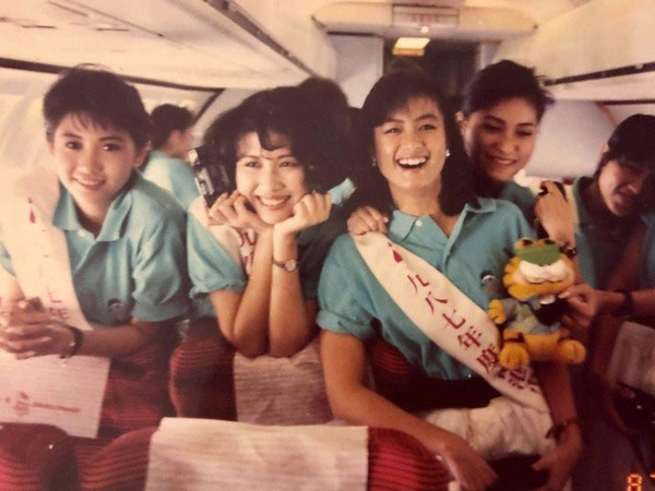 邱淑贞（左起）、黄莺和林颖娴当年出发外景，在飞机上的合照。（图/林颖娴面书)