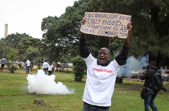 肯雅内罗毕上周五有民众示威，要求彻查涉及抗疫资金的政商界贪污丑闻，其间警方发射催泪弹驱散示威者。（美联社）