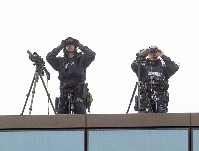 警方狙击手在法院楼顶就位。（欧新社）