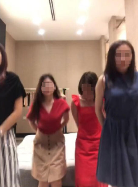 如果不达标，服装店员工会被罚青蛙蹲。（受访者提供）