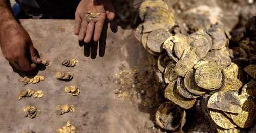 以为是很薄的叶子 青年挖出425枚千年金币