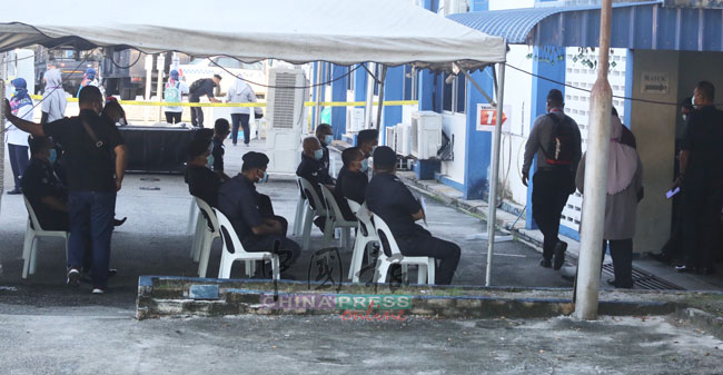 符合投票资格的警务人员在帐篷等待投票。