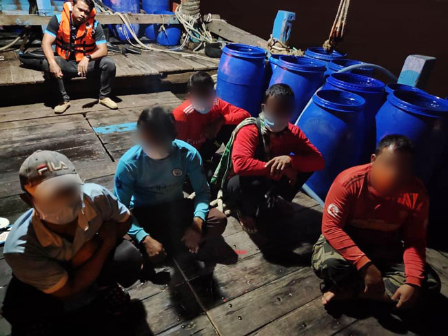 渔民趁夜色进行偷渡非法移民的勾当，被执法队员一举捣破。