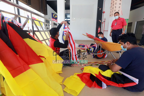 芙蓉市政局迎接一年一度的国庆月，准备大批的国旗及州旗，为芙蓉大巴刹建筑物整装进行国庆主题装置。