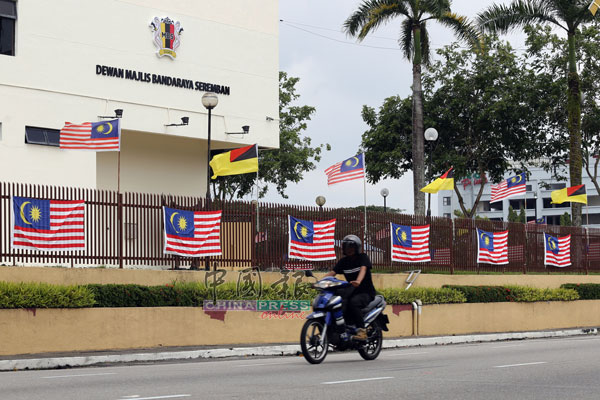 马来西亚独立63周年，芙蓉市区各个政府部门建筑物已扬起辉煌条纹，与芙蓉市民共同迎接普天同庆的大日子。