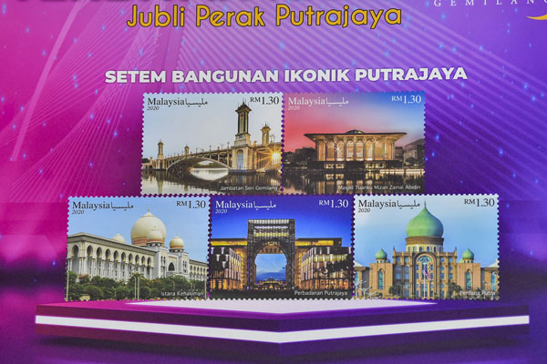 配合布城银禧纪念所推出的特别邮票以布城地标为设计主题，包括司法宫、清真寺及首相署。