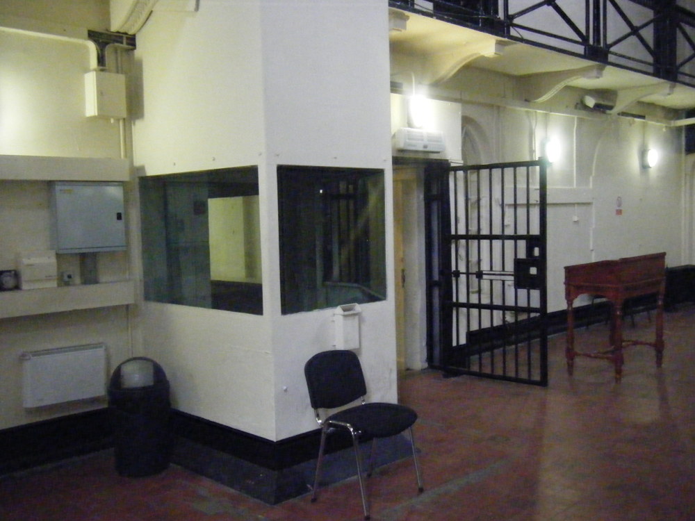 莫兹利遭单独关押在这个地下玻璃牢房。