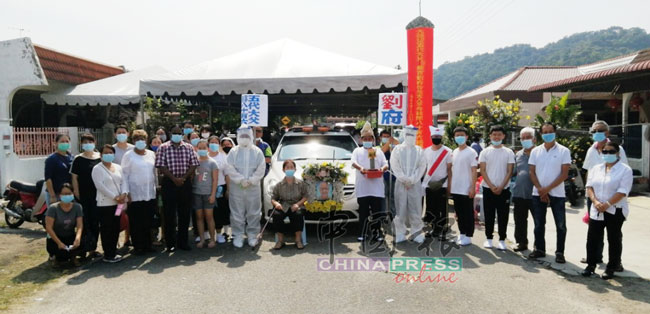 刘府全体家眷在至亲刘亚吉老先生举殡前，于灵车前合照。