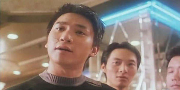 黄子扬于八十年代TVB举办的《银河接力大赛》饰演奸角夺冠入行。（网上图片）