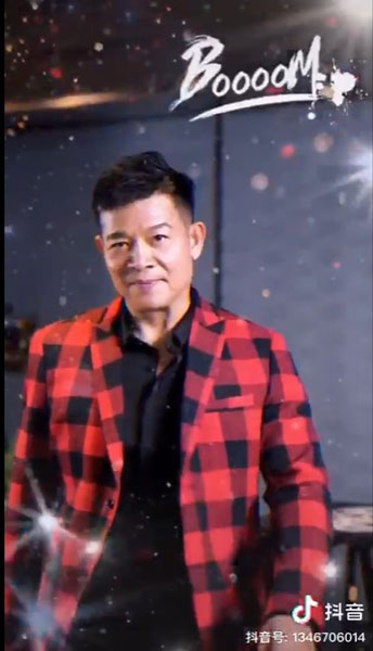 59岁吴毅将近年转战中国发展，亦不时上载短片到抖音，虽然以社团大佬为题，不过却增添了诙谐的感觉。（影片截图）