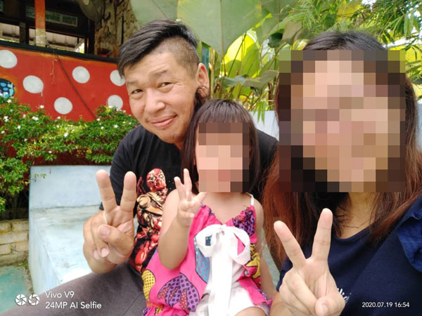 陈德儒（左）生前和妻女的合照。
