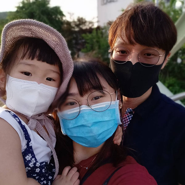 李紫妍和丈夫女儿一家住在首尔，由于担心出门会受感染，她已经不带女儿去托儿所。（档案照）