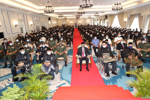依斯迈沙比里（前排中）在柔州颁发马来西亚服务勋章给350名退伍军人。