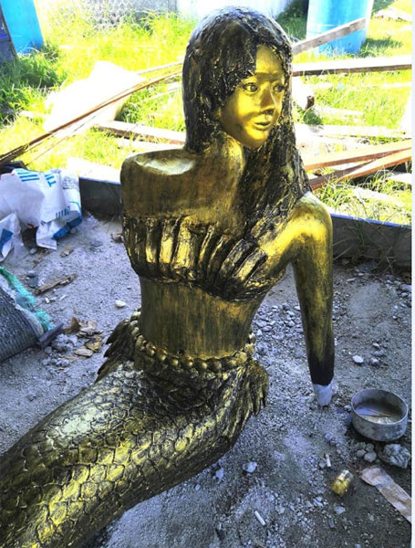 古铜色的美人鱼雕像，唯妙唯肖非常吸睛。